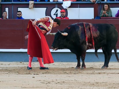 Daniel Luque, en un desplante ante su primer toro.