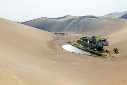 El manantial de la luna creciente de Dunhuang.