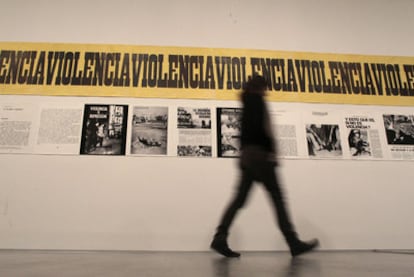 Una visitante pasea ante la pieza <i>Violencia</i> (1973), del artista argentino Juan Carlos Romero.