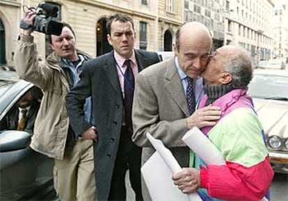 Un partidario besa al ex ministro Alain Juppé, a su llegada esta mañana a la sede del UMP en París.