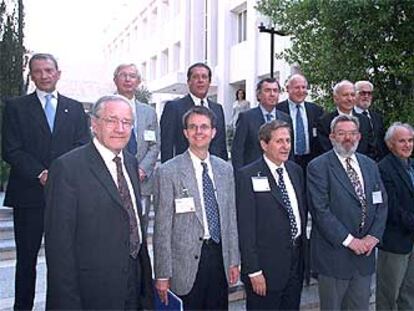 De izquierda a derecha, arriba: Luis Oro, Jean-Marie Lehn, Federico Mayor Zaragoza, Manuel Carmona, Martin Huber, Gerardo Delgado y Julio R. Villanueva. Abajo: Richard R. Ernst, Eric A. Cornell, Claude Cohen-Tannoudji, Martinus Veltman y Harold Kroto, en la Fundación Ramón Areces.