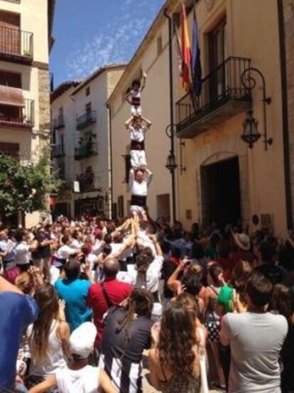 Actuación de 'castellers' en el Aplec de Els Ports en Morella.