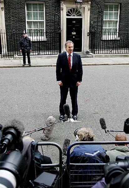 Tony Blair anuncia la convocatoria de elecciones a la puerta de su residencia en el 10 de Downing Street.