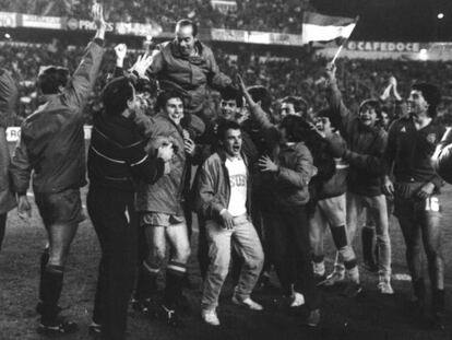 El seleccionador Luis Suárez, a hombros tras ganar la Eurocopa de 1986.