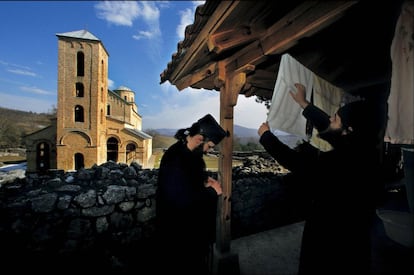 En los alrededores de la antigua ciudad de Ras, primera capital de Serbia, se halla este conjunto de monumentos medievales formado por fortalezas, iglesias y monasterios, entre los que destaca el de Sopoćani (en la foto), construido en la segunda mitad del siglo XIII. Durante el siglo XX el monasterio fue restaurado después de haber estado abandonado durante 200 años tras un ataque de los turcos otomanos.