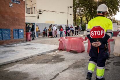 Familias con sus hijos esperando para entrar en el Tomás Bretón entre las obras. 
