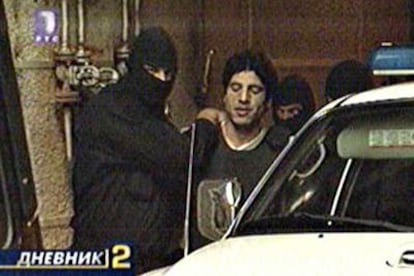 Abdelmajid Bouchar, fuertemente custodiado por la policía serbia.
