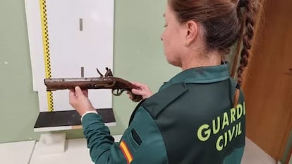Guardia Civil  con pistola marca Tower y del modelo Light Dragoon