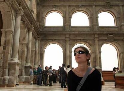 Una joven observa el recinto del Museo del Prado.