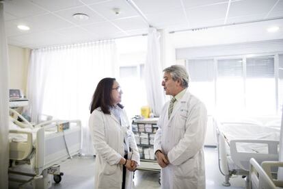 Los doctores Fuentes (izquierda) y Díez Tejedor, en la unidad de ictus del hospital La Paz, en Madrid.