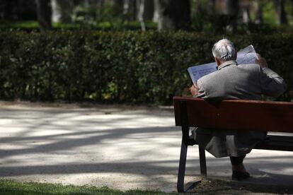 Un hombre disfruta de la lectura en el parque de El Retiro de Madrid.