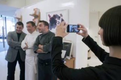 Los hermanos Roca, Josep (i), Joan (c) y Jordi (d), propietarios del restaurante el Celler de Can Roca, fotografiados por Laia Calzada (d), ganadora del concurso de fotografía organizado por el Patronato de Turismo de Girona a través de Instagram.