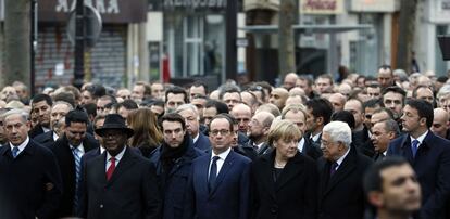 El primer ministro israelí, Benjamin Netanyahu , el presidente maliense Ibrahim Boubacar Keita , guardaespaldas , el presidente francés, Francois Hollande , la canciller alemana Angela Merkel , el presidente palestino Mahmud Abbas y el primer ministro italiano, Matteo Renzi frente a la marcha contra el terrorismo en París, Francia.