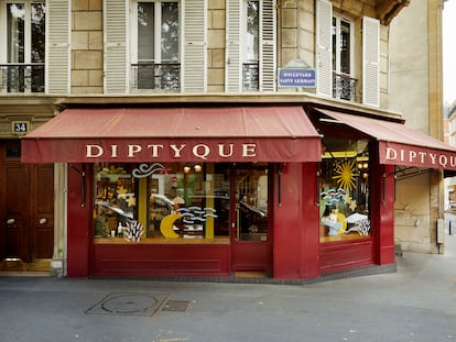 Exterior de aquella primera tienda en el 34 del bulevar Saint-Germain, en París, con el escaparate en forma de díptico que inspiró el nombre de la marca.