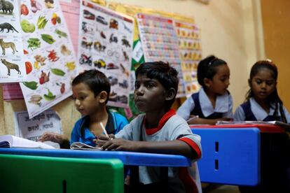Siddharth Dhage, de 10 años, se sienta en su escritorio en la clase en la escuela, en India.