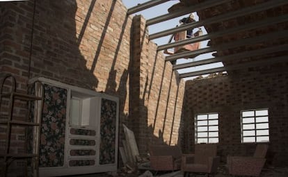 Efectos de la tormenta de ayer por la noche en una construcción en los alrededores de Lleida.