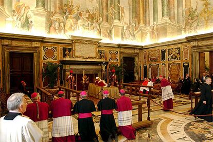 En este plano general de la sala Clementina, se puede observar al círculo más íntimo del Papa: sus dos secretarios, el arzobispo Estanislao Dziwisz y el religioso Mieczyslaw Mokrzycki, así como las monjas polacas de la congregación Ancelle del Sacro Cuore di Gesy que han cuidado todo estos años de Juan Pablo II.