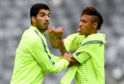 Luis Suárez bromea con Neymar.