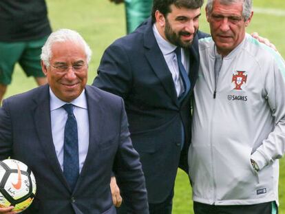 El primer ministro portugués, António Costa, con la pelota, junto al ministro de Educación y el seleccionador de fútbol.