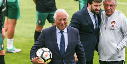El primer ministro portugués, António Costa, con la pelota, junto al ministro de Educación y el seleccionador de fútbol.