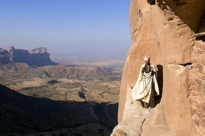 Vistas desde la iglesia cavada en la roca de Abuna Yemata Guh, en Tigray (Etiopía).