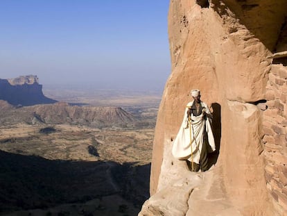 Vistas desde la iglesia cavada en la roca de Abuna Yemata Guh, en Tigray (Etiop&iacute;a). 