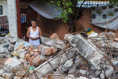 Un hombre observa en Juchitán (Oaxaca) los escombros a los que quedór reducida su casa tras el sismo.