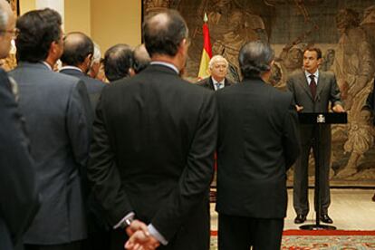 El presidente, junto al ministro Miguel Ángel Moratinos, durante su discurso a los embajadores.