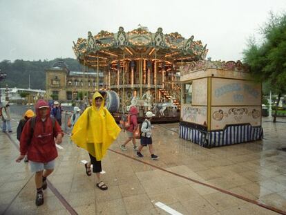 Un grupo de turistas pasea por Alderdi Eder, en San Sebastián.