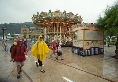 Un grupo de turistas pasea por Alderdi Eder, en San Sebastián.