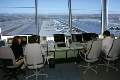 Controladores aéreos, en la torre del aeropuerto de Madrid-Barajas.