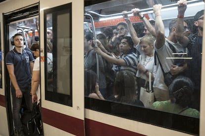 Viajeros en el Metro de Roma.
