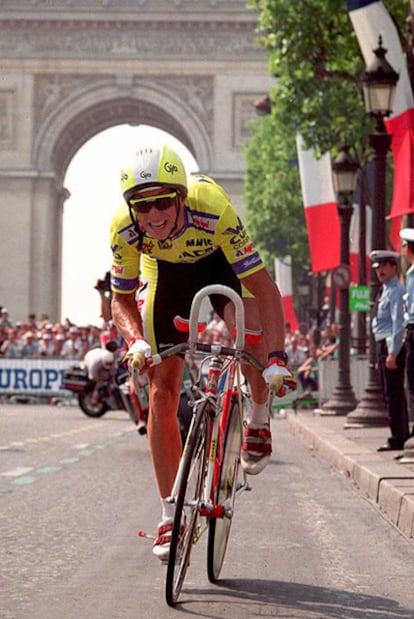 El estadounidense Greg LeMond, primer no europeo en ganar el Tour, durante la última etapa de la edición de 1989, cuando se proclamó campeón por segunda vez.