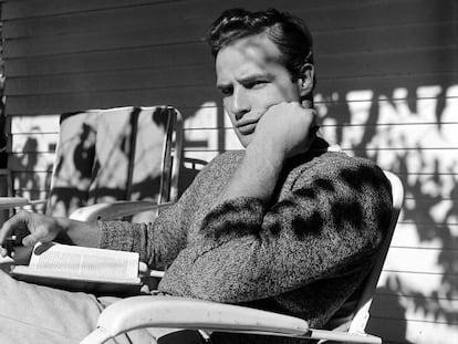El actor Marlon Brando leyendo un libro durante el rodaje de 'Hombres' (Fred Zinnemann) en California, 1949. A juzgar por su cara, podría ser uno de los títulos que encabezan el índice Hawking.