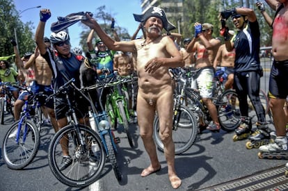 La única forma de defenderse de la discriminación motorizada, cultural, parece ser la desnudez.