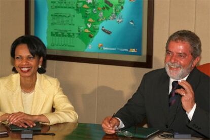 La secretaria de Estado de EE UU, Condoleezza Rice, y el presidente brasileño, Luiz Inácio Lula da Silva, en Brasilia.