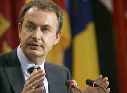 El presidente del Gobierno, José Luis Rodríguez Zapatero, se dirige a los periodistas en la rueda de prensa que ofreció para valorar los resultados de la III Conferencia de Presidentes de las Comunidades.