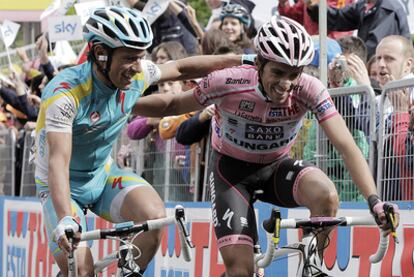 Paolo Tiralongo y Alberto Contador se felicitan tras cruzar la línea de meta.