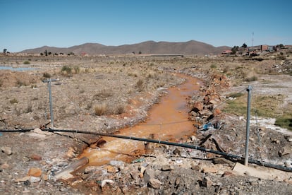 Un sitio de descarga de las aguas residuales de la empresa minera de Poopó directamente al curso del río.