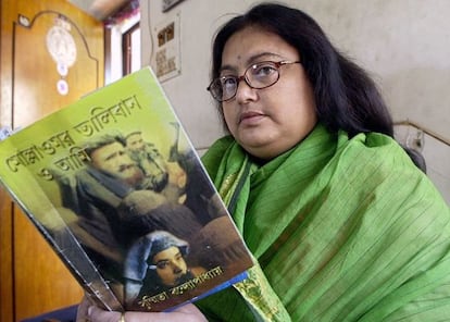 Sushmita Benerjee, fotografiada en 2003 con una de sus obras.