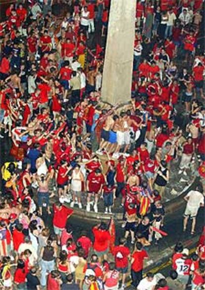 Aficionados del Mallorca celebran la consecución de la Copa del Rey de fútbol en la Plaza Juan Carlos I de la capital balear.