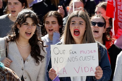 Participantes en la manifestación convocada por el movimiento feminista de estudiantes con motivo del Día Internacional de la Mujer, este viernes en el centro de Bilbao. 
