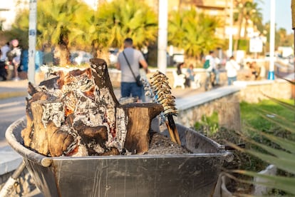 The spirit in Pedregalejo is also fed by the aroma of biznaga and the boats of sand and olive embers that roast sardines on a spit.