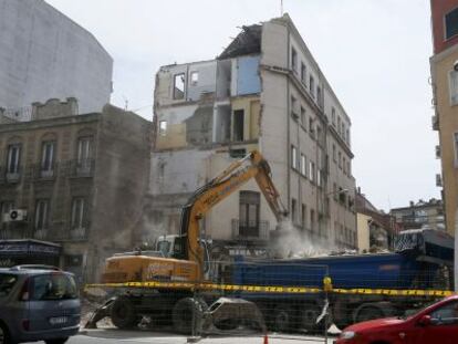 Trabajos de demolici&oacute;n del edificio derrumbado en Tetu&aacute;n.