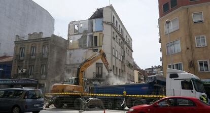 Trabajos de demolici&oacute;n del edificio derrumbado en Tetu&aacute;n.