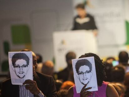 Manifestantes usam m&aacute;scaras de Edward Snowden.