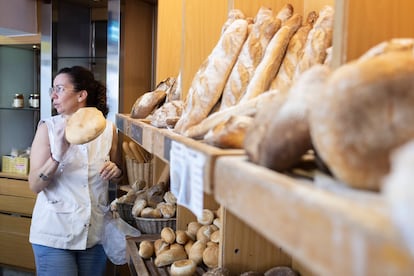 Una empleada del Forn Trinitat, en el barrio de la Trinitat Vella, este lunes.