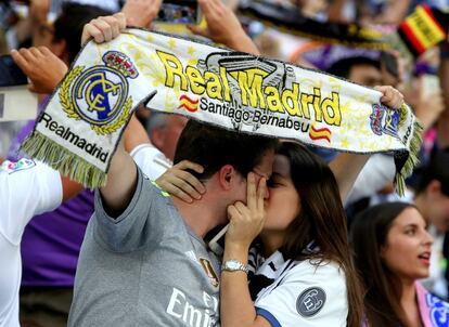 Aficionados del Real Madrid siguen el partido de la final de la Champions League en el estadio Santiago Bernabéu.