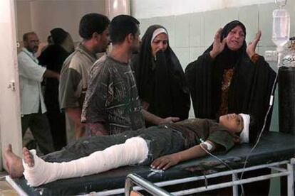 Una madre llora ante su hijo herido durante la matanza del barrio de Jihad, en un hospital del oeste de Bagdad.