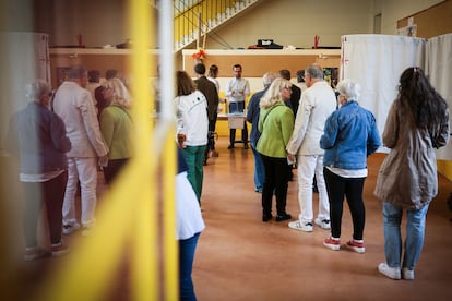 Votantes esperan para votar en la segunda vuelta de las elecciones legislativas, el domingo 7 de julio de 2024 en París.